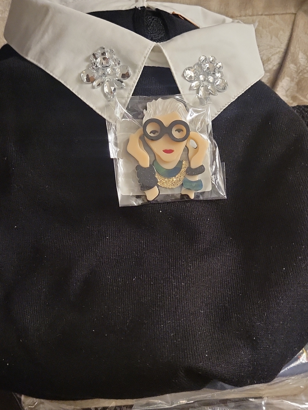 BROACH OF WOMAN WEARING GLASSES